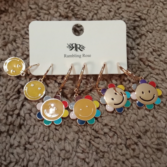 Rambling Rose smiley face earrings - Picture 1 of 4